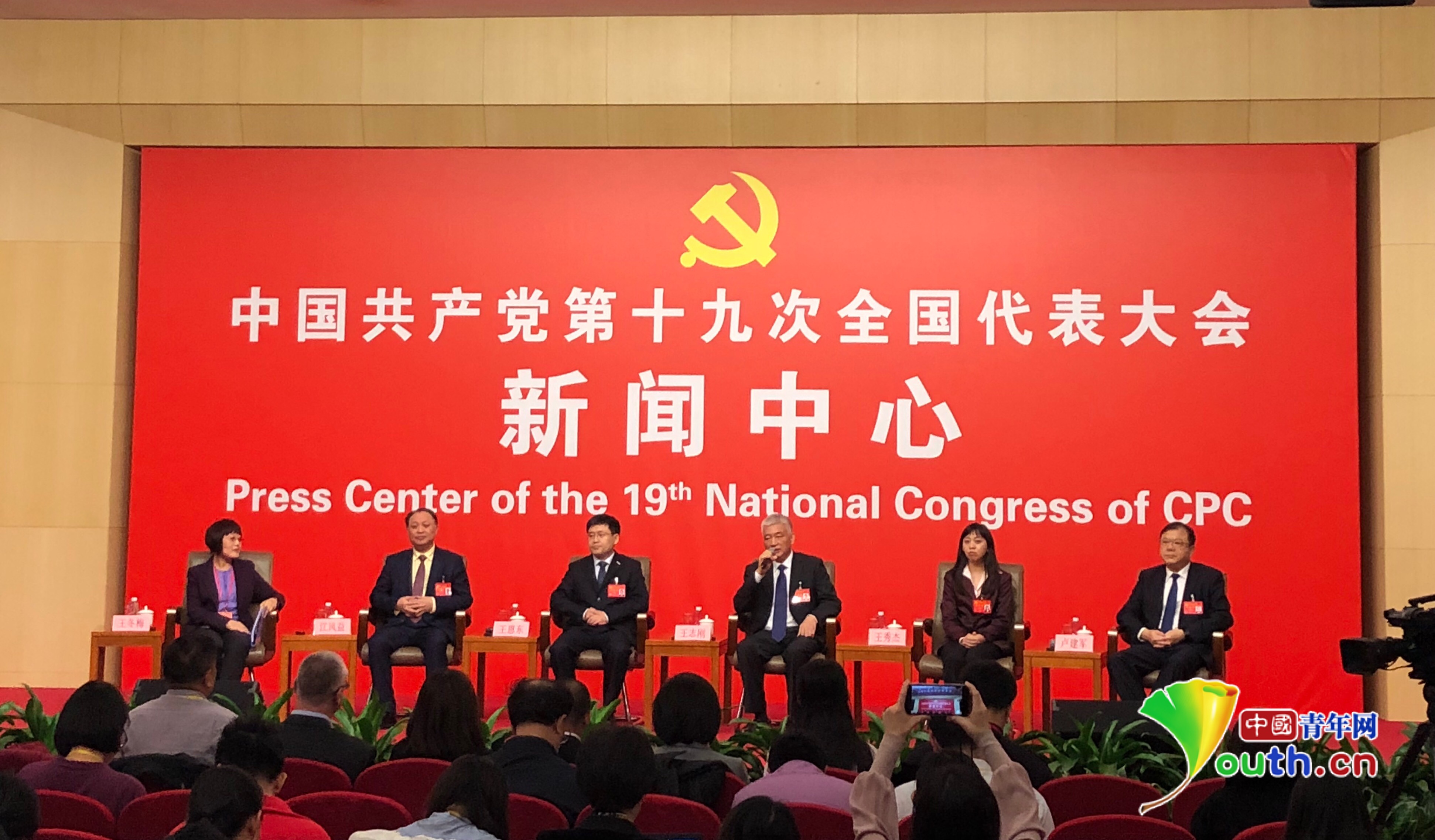 詹姆斯签下两年顶薪续约湖人,含球员选项业务阻挠权(詹姆斯2年8500万顶薪与湖人续约)